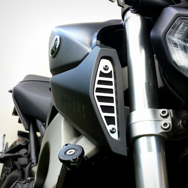 Yamaha MT-09 air intakes covers silver color