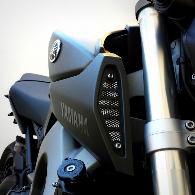 Yamaha MT-09 black air intakes covers with silver grid