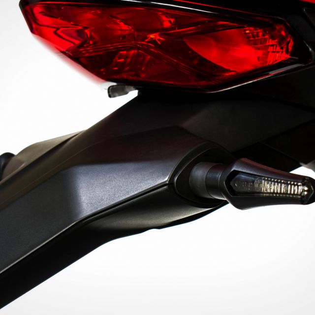 Adaptadores para indicadores de direção pós-venda no suporte da placa da série Ducati