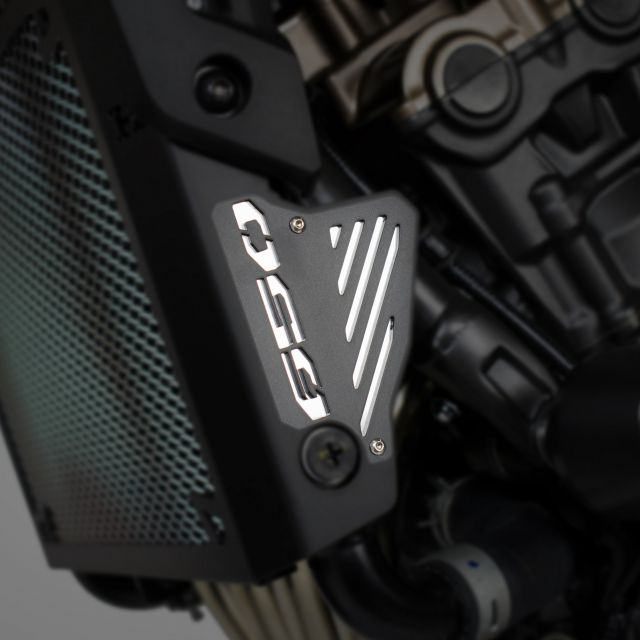 Inserção da tampa traseira do radiador Honda CB650R